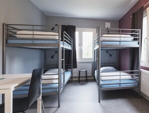 Vierpersoonskamer, gemeenschappelijke badkamer | Een strijkplank/strijkijzer, gratis babybedden, gratis wifi