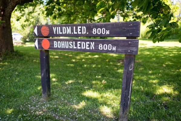 A wooden directional sign with arrows pointing to 'VILDM.LED. 800m' and 'BONUSLEDEN 800m'. - Partille Vandrarhem Bed & Breakfast - Hostel (Partille)
