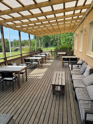 Terrace/patio - Partille Vandrarhem Bed & Breakfast - Hostel (Partille)