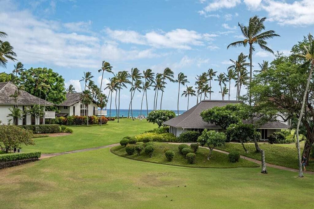Stay In Upgraded Style! Ocean View Lanai, Kitchen, WiFi, Flat Screen TVs+More–Kiahuna 2136