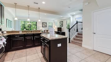 Horno, parrilla de estufa, lavavajillas y cafetera y tetera