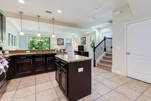 Forn, placa de cuina, rentaplats i cafetera i tetera