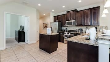 Horno, parrilla de estufa, lavavajillas y cafetera y tetera