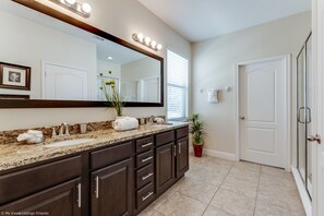 Villa (4 Bedrooms) | Baño | Tina y toallas 