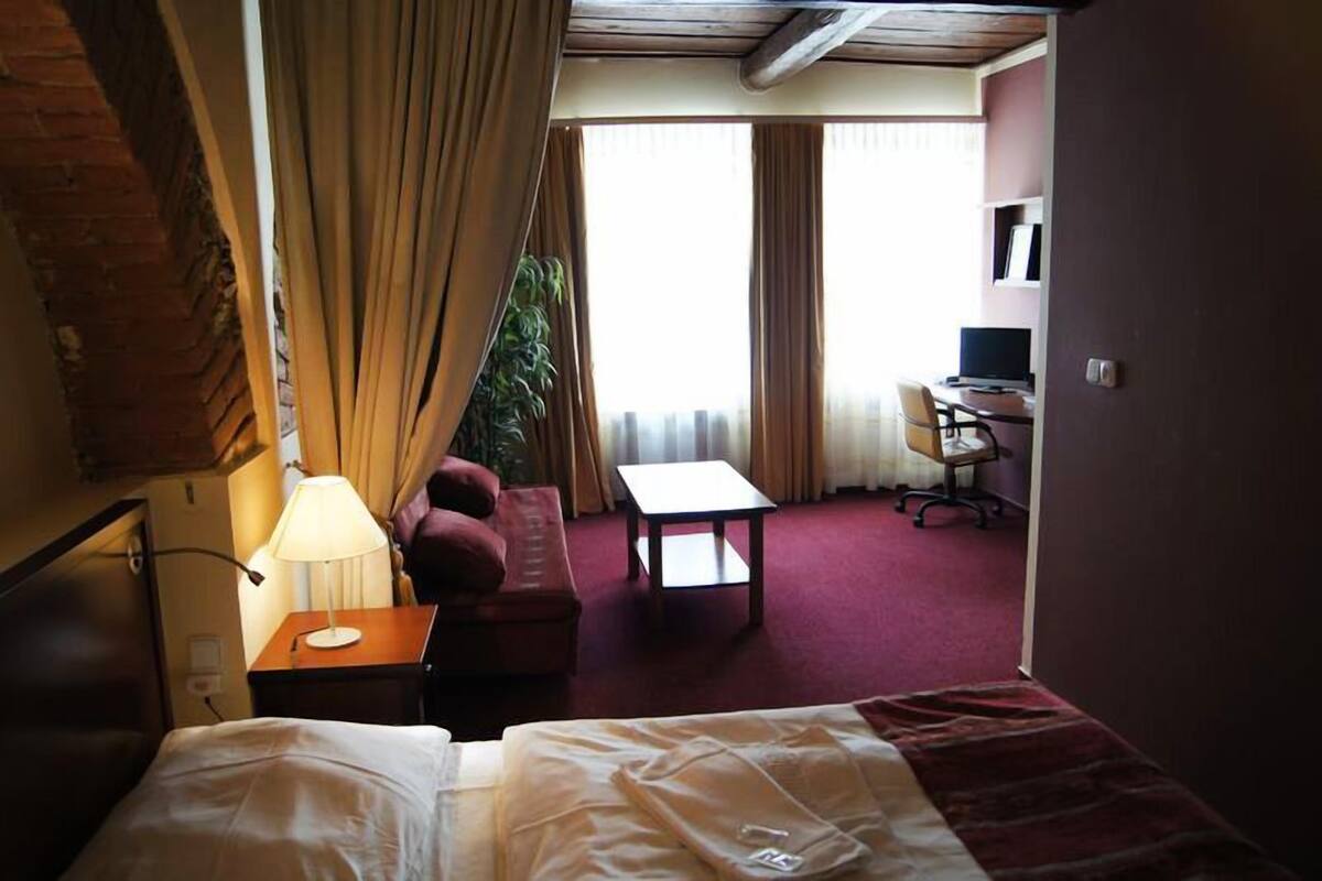 Suite estudio | Espacio para trabajar con laptop, cortinas blackout y wifi gratis