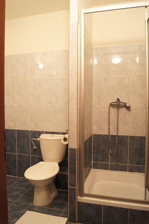 Habitación con 1 cama matrimonial o 2 individuales | Baño | Amenidades de baño gratuitas, secadora de cabello, toallas, jabón