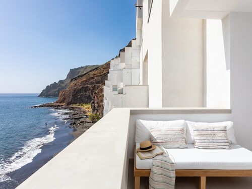 Brand new apartment, stunning sea views