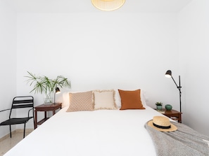 1 chambre, fer et planche à repasser, Internet gratuit, draps fournis
