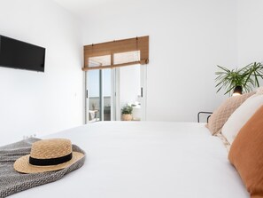 1 bedroom, iron/ironing board, free internet, bed sheets