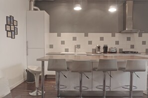 Fridge, microwave, oven, stovetop - Notre Dame - 2 bedroom apartment with parking in Les Chartrons (Bordeaux)