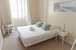 2 bedrooms, desk, iron/ironing board, free WiFi - Notre Dame - 2 bedroom apartment with parking in Les Chartrons (Bordeaux)