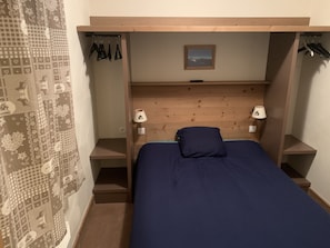 1 habitación, tabla de planchar con plancha y wifi