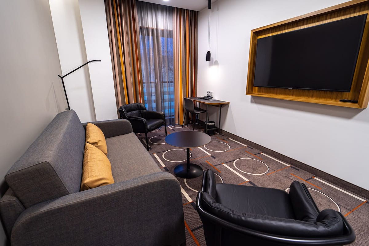 suite | 1 bedroom, minibar, in-room safe, desk