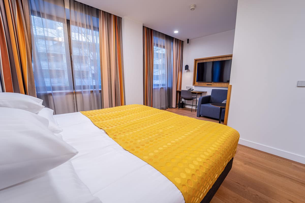 Deluxe Room | Minibar, in-room safe, desk, blackout curtains