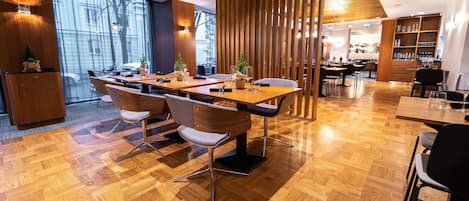 Café da manhã com buffet grátis todos os dias
