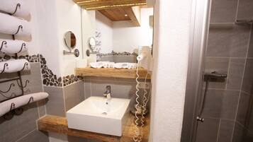 Doppelzimmer | Badezimmer | Dusche, Haartrockner, HandtĂŒcher