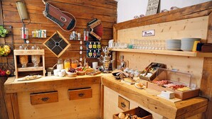 A wooden buffet setup with various food items, a coffee machine, and a sign for Nutella. - Hotel Gasthof Eder (Gmund am Tegernsee)