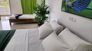 Chambre Triple Familiale | Literie hypoallergénique, rideaux occultants, chambres insonorisées