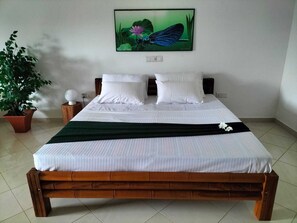 Hypo-allergenic bedding, blackout curtains, soundproofing, bed sheets - Moragalla Beach Home Guesthouse (Newly opened hotel) (Beruwala)