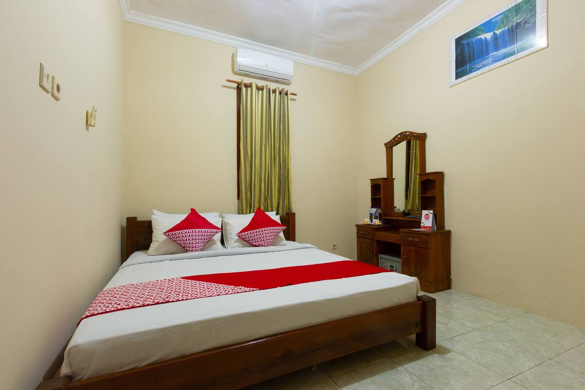 Desk, free WiFi, bed sheets