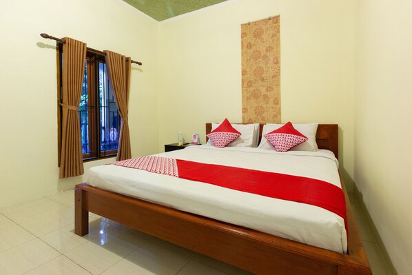 Desk, free WiFi, bed sheets