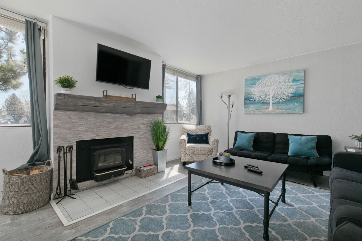 Winter Availability! Cool, Crisp Condo with a shared hot tub; short walk to Village