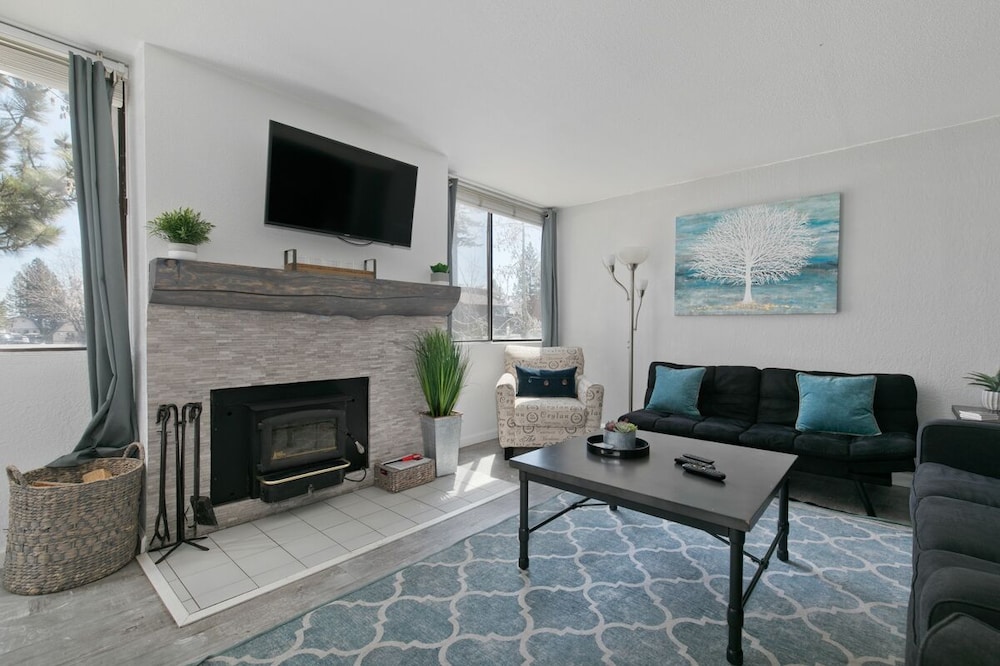 Winter Availability! Cool, Crisp Condo with a shared hot tub; short walk to Village