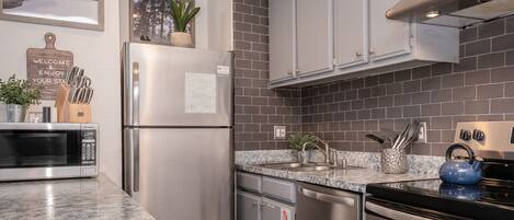 Refrigerador, microondas, horno, placa de cocina