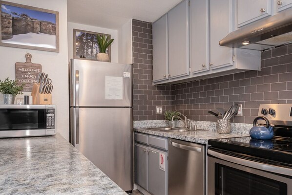Refrigerador, microondas, horno, placa de cocina
