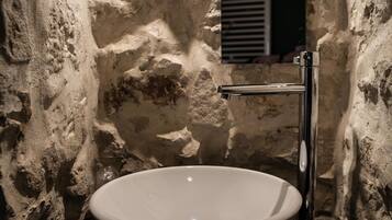 Deluxe Room | Bathroom sink