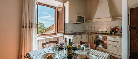 Réfrigérateur, four, plaque de cuisson, cafetière/bouilloire