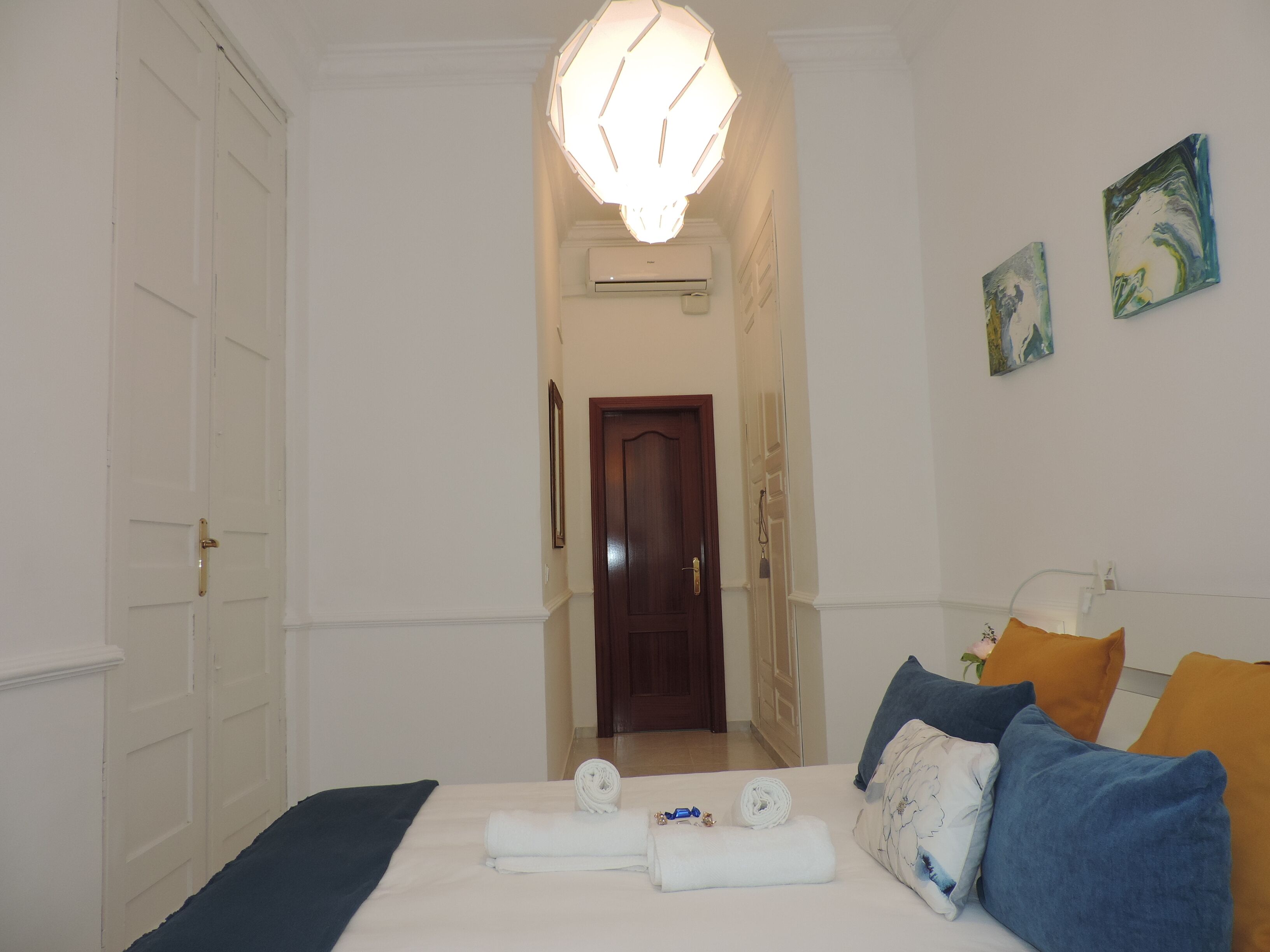 1 dormitorio, tabla de planchar con plancha, wifi y ropa de cama