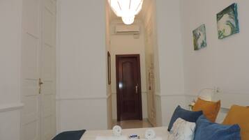 1 habitación, tabla de planchar con plancha, wifi y ropa de cama