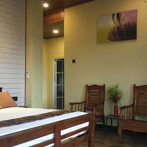 Individually decorated, individually furnished, desk, laptop workspace - Villa Forest View (Kandy)