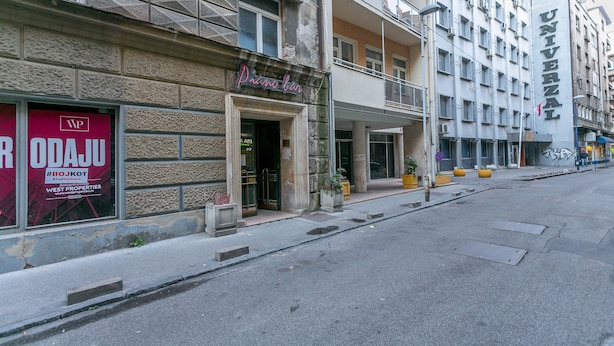 A building with a sign for "Pizza bar" and a "West Properties" advertisement. - Apartment Piano (Belgrade)