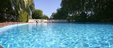 Una piscina al aire libre de temporada