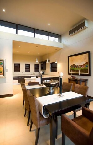 Villa, 5 chambres (Entabeni Luxury) | Aire de séjour | Téléviseur à DEL