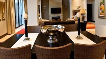 Villa, 5 chambres (Entabeni Luxury) | Coin séjour | Télévision LED