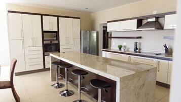 Luxury Villa, 6 Bedrooms | Private kitchen | Electric kettle