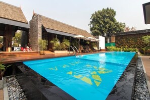 Una piscina al aire libre