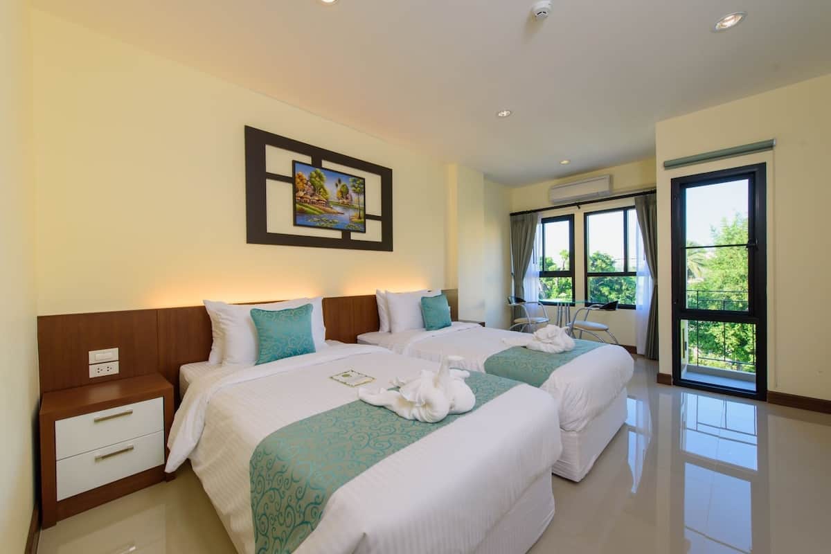 Superior Twin Room | Minibar, blackout drapes, free WiFi, bed sheets