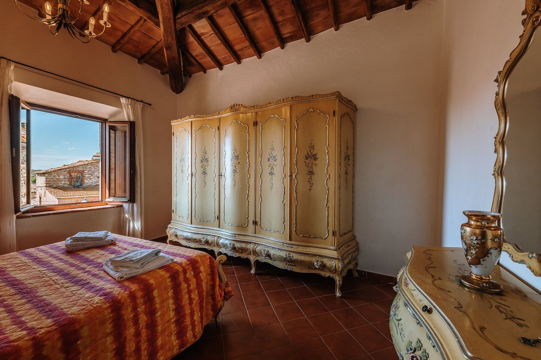 4 bedrooms, bed sheets