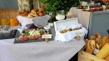 Desayuno completo (EUR 15 por persona)