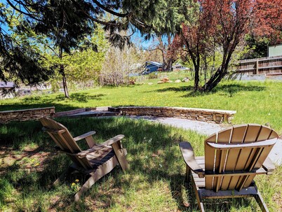 4BR Cottage Downtown fenced w/views