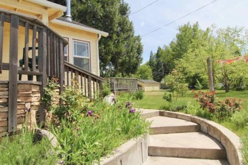 4BR Cottage Downtown Mt Shasta w/Views on 1/2 acre