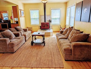 Smart-tv, eldstad och bordsfotboll