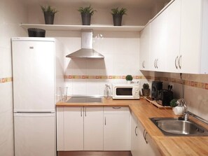 Frigorífico, microondas, horno y placa de cocina