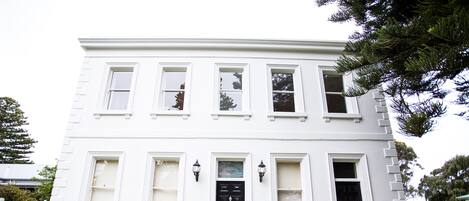 Fachada de la propiedad