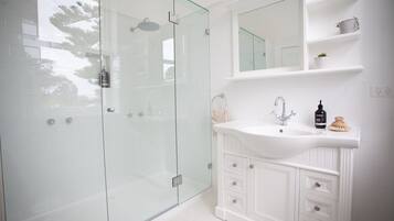 Osmond Suite | Bathroom | Separate bathtub and shower, deep-soaking bathtub, rainfall showerhead