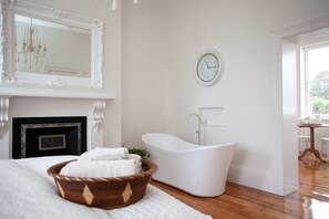 Deep-soaking bathtub - Old Market Inn (Port Fairy)